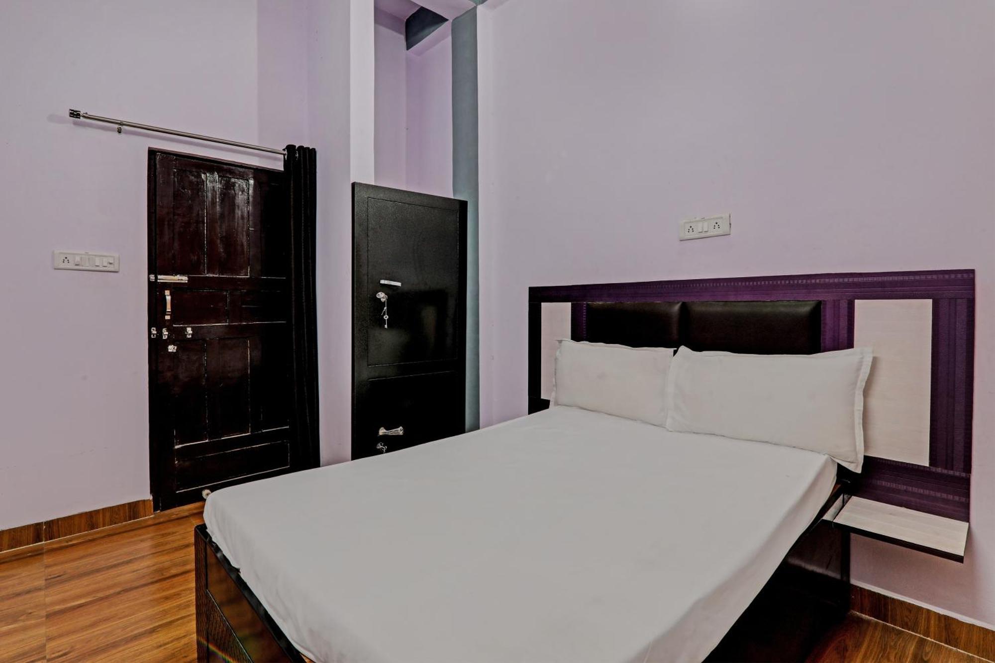 Oyo Hotel Crown Лакнау Екстериор снимка